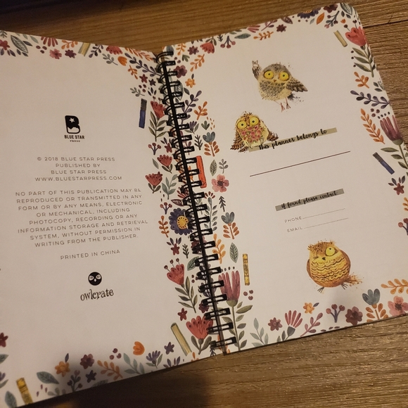 Owlcrate Floral Reading Planner book - Picture 4 of 9